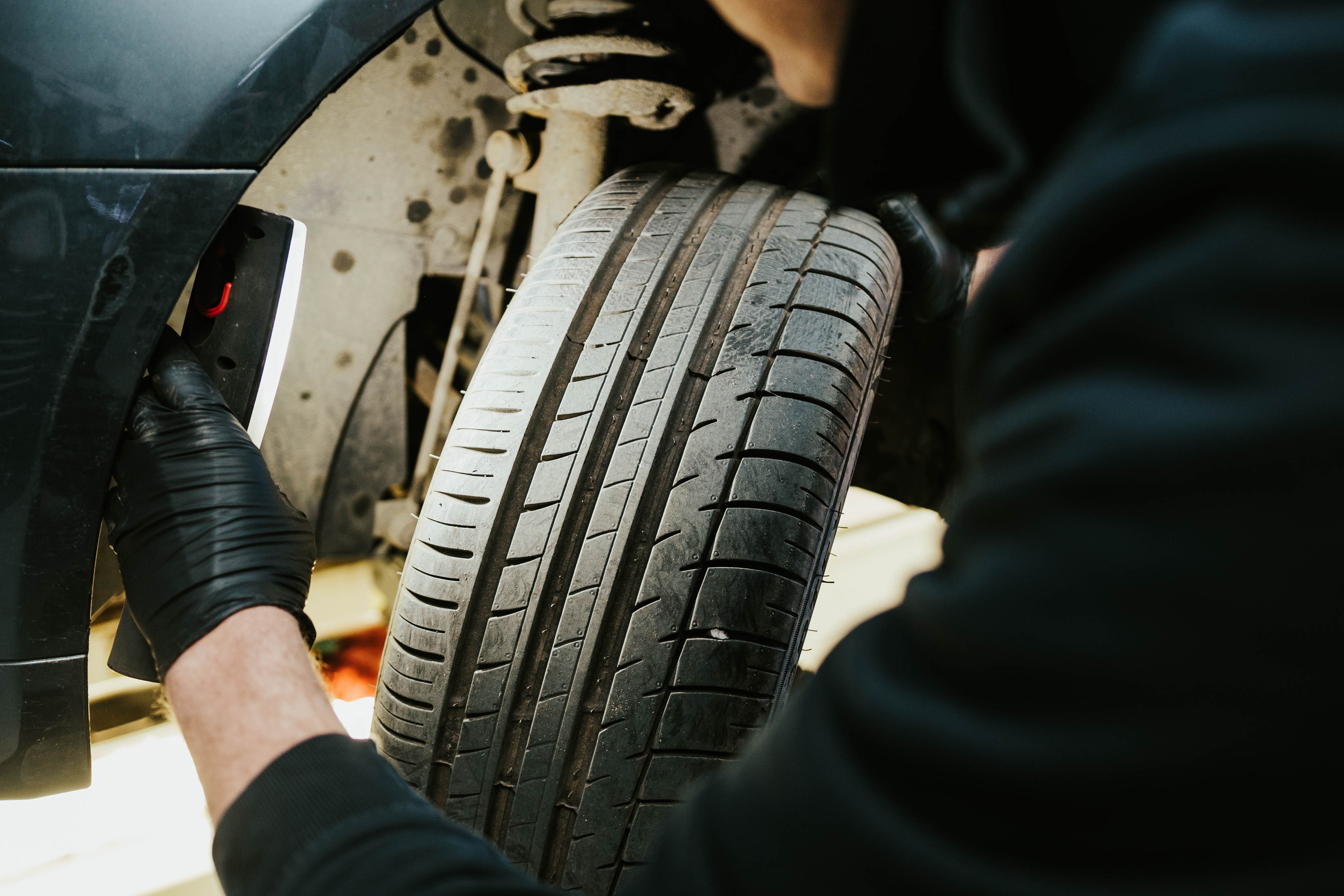 Servicing a vehicle in the workshop